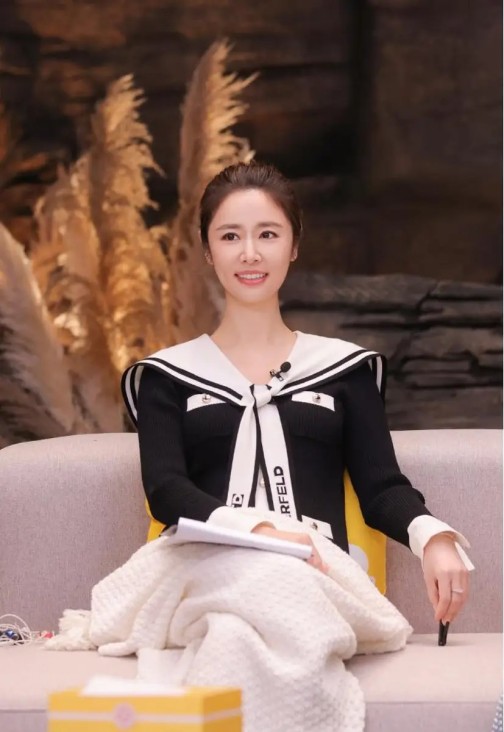 赵樱子官宣小12岁男友 !对方送貂皮大衣猛追