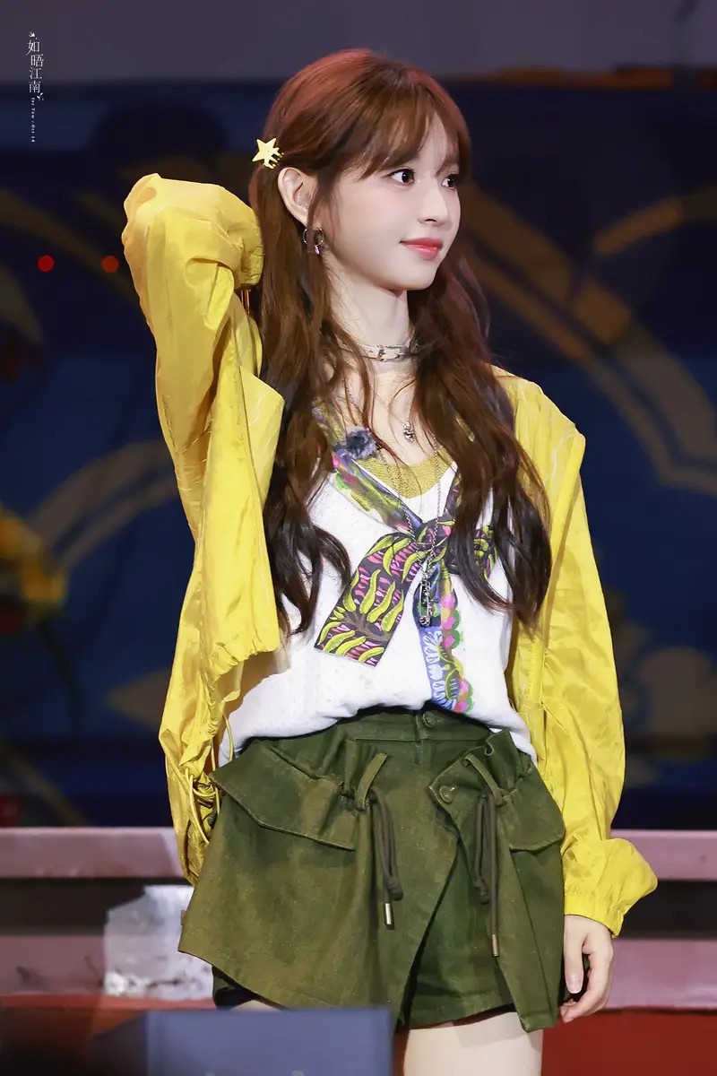 胡杏儿巴黎重游旧照放闪疗愈人心，新剧强势母亲演技出圈